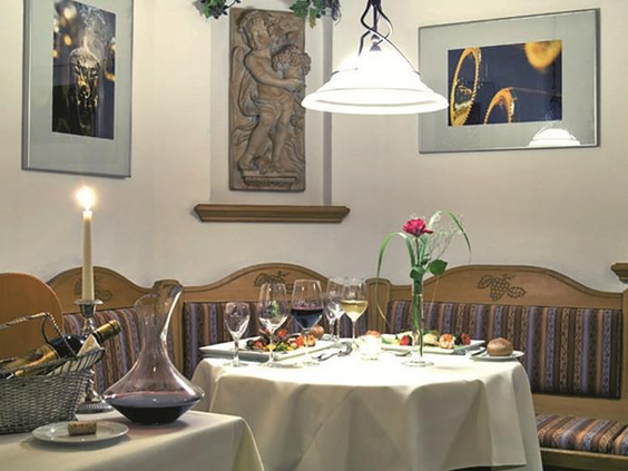 Een sfeervol gedekte tafel in het restaurant van het Mercure Hotel Bad Dürkheim, klaar voor een heerlijk familiediner.