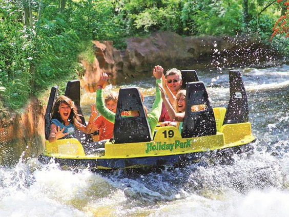 Een familie heeft plezier in de wildwaterbaan attractie in het nabijgelegen attractiepark Holiday Park, een leuk dagje uit vanaf het hotel in Bad Dürkheim.