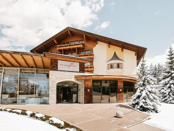 Hotel bedekt met sneeuw in de bergen van een wintersportgebied