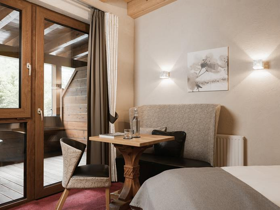 Eettafel aan het raam in chique appartement