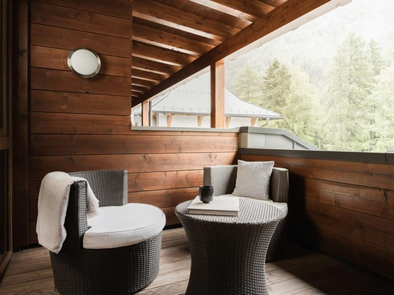 Twee zitjes op een balkon met uitzicht over