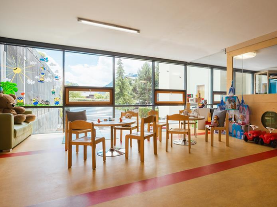 Kinderclub vol met speelgoed met uitzicht op de bergen