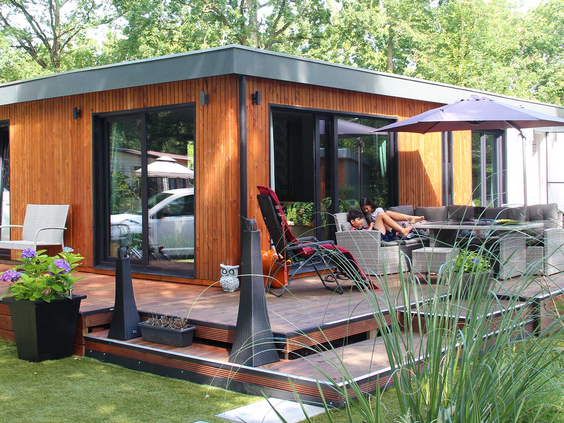 Een luxe en modern chalet met houten bekleding en een ruim terras, een comfortabele accommodatie op Molecaten Park Bosbad Hoeven.