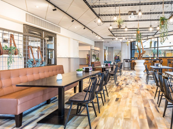 Het sfeervolle en moderne interieur van de brasserie op Noordzee Résidence De Banjaard, met ruime tafels voor gezinnen.