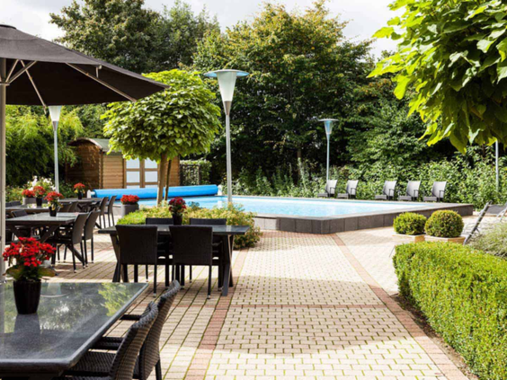 Novotel-Hotel-Maastricht-Terras-overdag-leeg.jpg