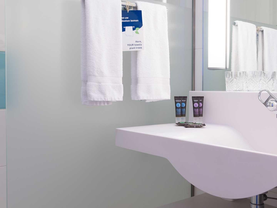 Novotel-Hotel-Maastricht-Badkamer-met-inloopdouche.jpg