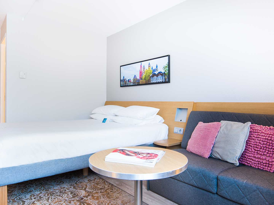 Novotel-Hotel-Maastricht-Hotelkamer-roze-vanuit-raamkant.jpg