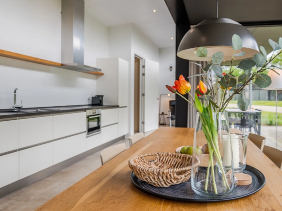 De moderne, witte keuken in een lodge op vakantiepark Olde Kottink, voorzien van alle inbouwapparatuur.