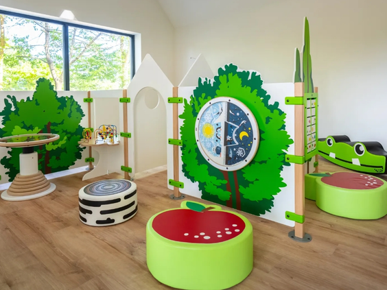 De kleurrijke indoor speelruimte voor kinderen op vakantiepark Olde Kottink, met speeltoestellen in een leuk natuurthema.