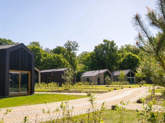 Duurzame vakantiehuisjes verspreid over het natuurlijk aangelegde terrein van vakantiepark Olde Kottink in Beuningen, Overijssel.