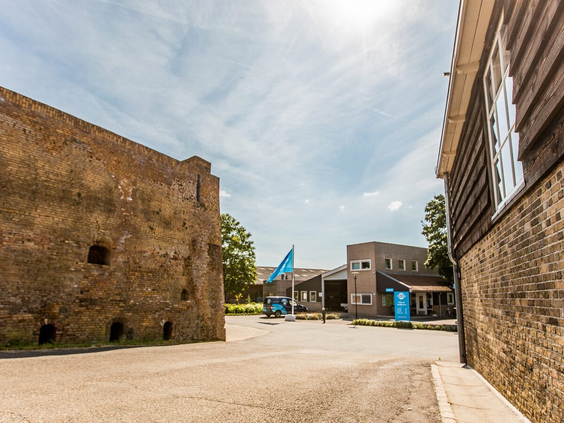 Het oude, historische gebouw van de voormalige steenfabriek die ooit op de locatie van Parc de IJsselhoeve stond.