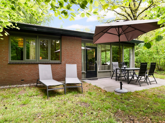 Een comfortabele cottage midden in de Veluwse bossen op Parc Heihaas, met een privé-terras en tuinmeubilair.