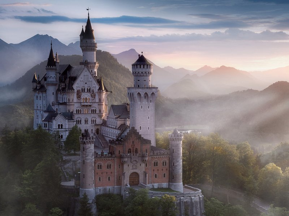 et wereldberoemde sprookjeskasteel Neuschwanstein in Beieren, Duitsland, een magisch uitstapje in de omgeving van Center Parcs Park Allgäu, gehuld in de ochtendmist.