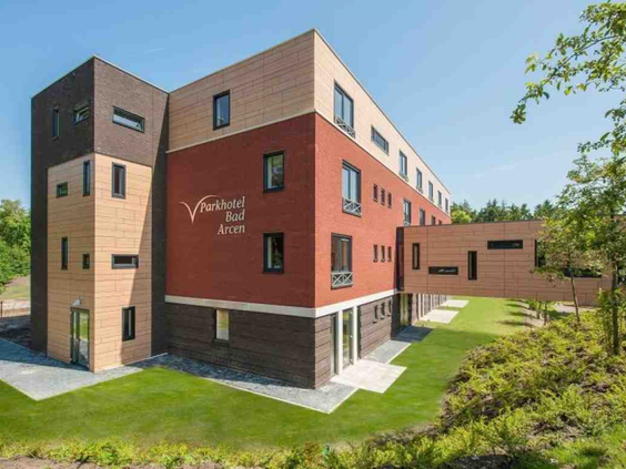 Het moderne gebouw van Roompot Klein Vink, gelegen in het groen in de natuur van Limburg.