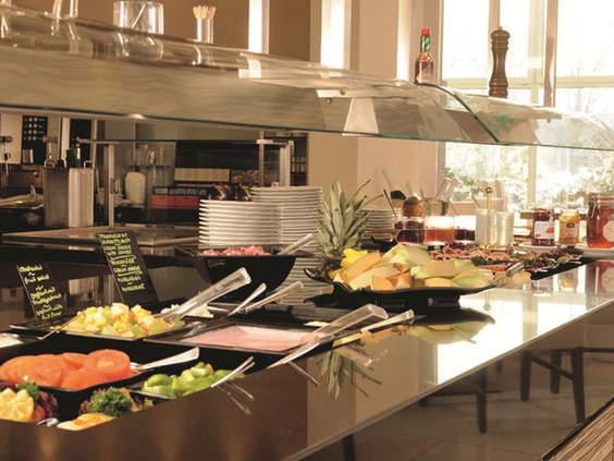 Het uitgebreide en verse ontbijtbuffet in Parkhotel Oberhausen, met een ruime keuze voor het hele gezin.
