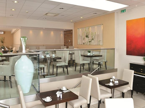 Het lichte en moderne restaurant van Parkhotel Oberhausen, met verschillende gezellige zitjes voor families.