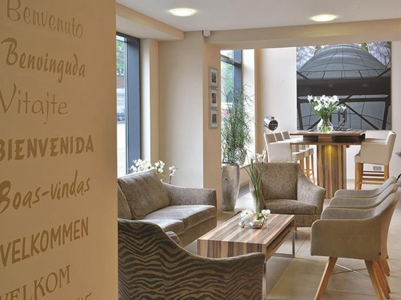 De gastvrije en sfeervolle lounge van Parkhotel Oberhausen waar families zich direct welkom voelen.
