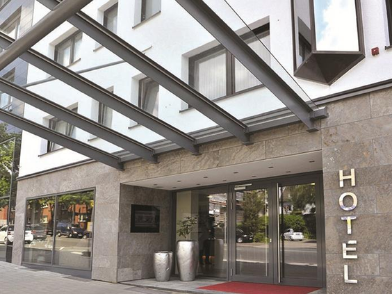De moderne en uitnodigende entree van het Parkhotel in Oberhausen, startpunt van een leuke gezinsvakantie.