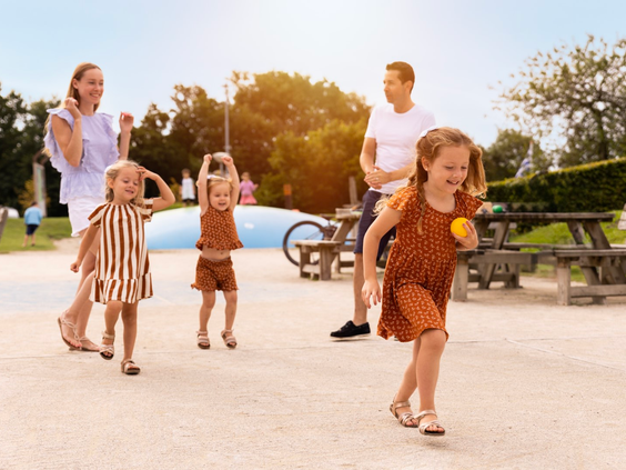 Een gezin met drie dochters rent en Gezin speelt jeu de boules Port Greve Zeeland