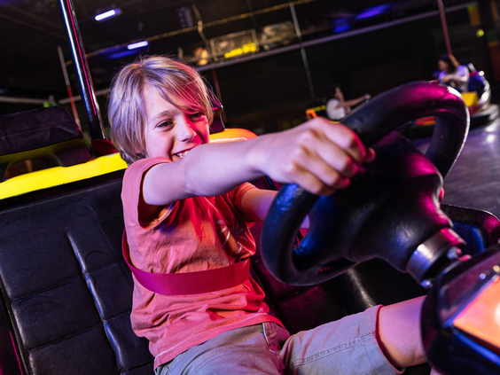 Kind rijdt in een elektrische botsauto tijdens een leuke activiteit bij Preston Palace all inclusive herfstvakantie