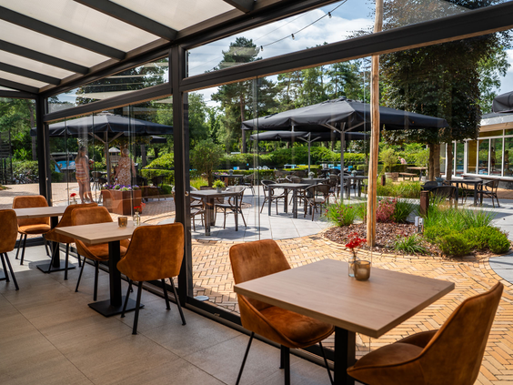 Modern en warm interieur van het restaurant op vakantiepark Recreatiepark 't Gelloo.