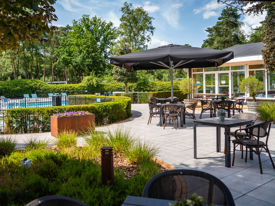 Sfeervol buitenterras van het restaurant op Recreatiepark 't Gelloo in Ede.