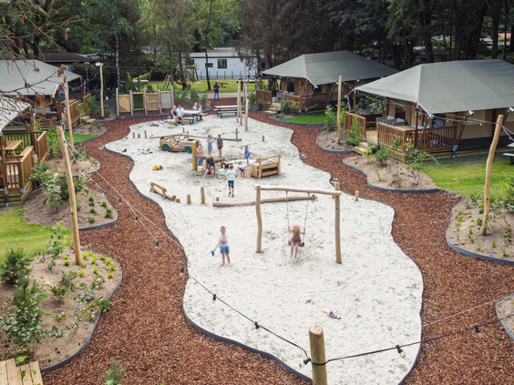 Uitzicht op het veld met luxe safaritenten en de speeltuin op Recreatiepark 't Gelloo.