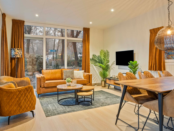 Modern interieur van de woonkamer in een 6-persoons Module Special vakantiehuis op Recreatiepark 't Gelloo.