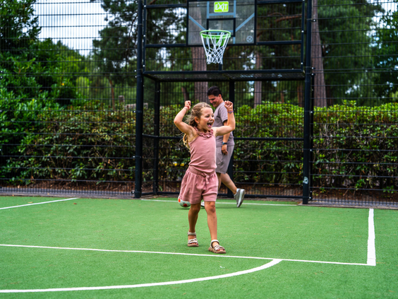 Meisje speelt buiten bij de Kidsclub van Recreatiepark 't Gelloo in Ede op de Veluwe.