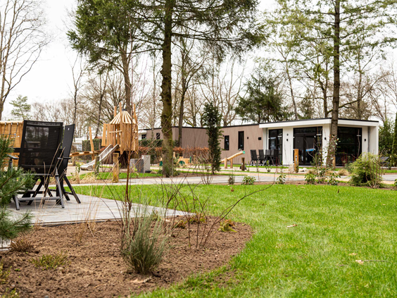 Buitenzijde van een speciale 4-persoons kinderbungalow op Recreatiepark 't Gelloo.