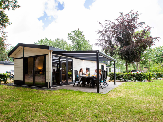 Moderne vakantiewoning type Parel voor 5 personen met een ruim terras op Recreatiepark 't Gelloo.
