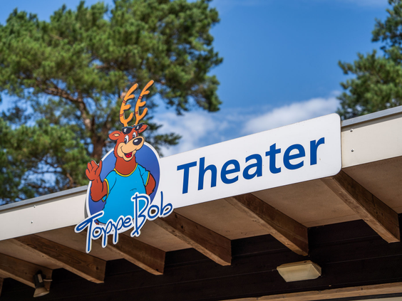 Het bord van het theater op Recreatiepark 't Gelloo waar de animatieshows voor kinderen plaatsvinden.
