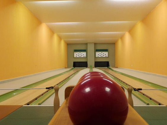 De bowlingbaan van het Relexa Hotel in Braunlage, waar gasten een potje kunnen bowlen als indoor activiteit.