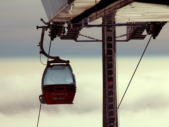 Een rode gondel van de Wurmberg kabelbaan die naar de top van de berg gaat in het skigebied van Braunlage, Harz.
