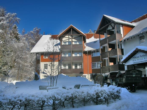 De buitenkant van het Relexa Hotel in Braunlage, waar de balkons bedekt zijn met een dikke laag sneeuw.