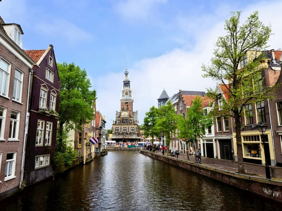 De historische grachten en de Waagtoren van de beroemde kaasstad Alkmaar, een leuke dagtrip vanuit Bergen.