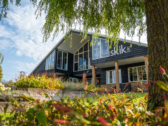 Het hoofdgebouw met restaurant Skik gezien vanaf de vijver op Residence Lichtenvoorde in de Achterhoek.