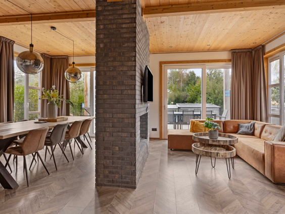 Modern interieur van de woonkamer in een luxe 10-persoons recreatievilla op Residence Lichtenvoorde in de Achterhoek.