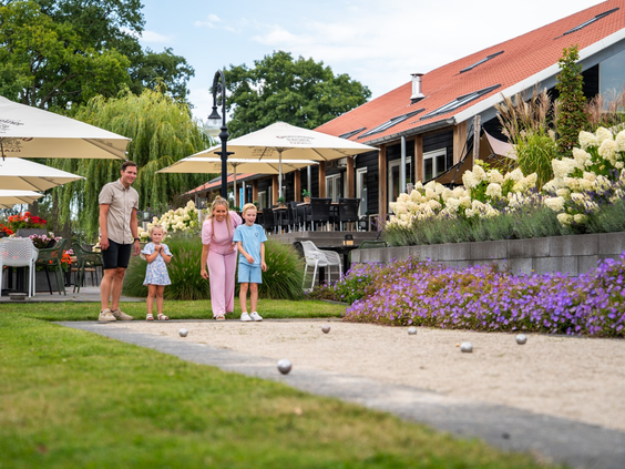 Gasten spelen jeu de boules op de speciale baan op vakantiepark Residence Lichtenvoorde.