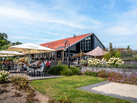 Het zonnige buitenterras van restaurant Skik op Residence Lichtenvoorde met uitzicht over het park.