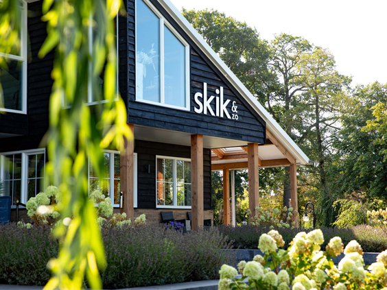 Het moderne hoofdgebouw van Residence Lichtenvoorde waar restaurant Skik is gevestigd.