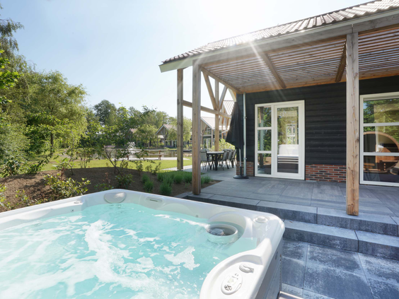 Een luxe vakantievilla op Residence Lichtenvoorde met een hottub of jacuzzi op het buitenterras.
