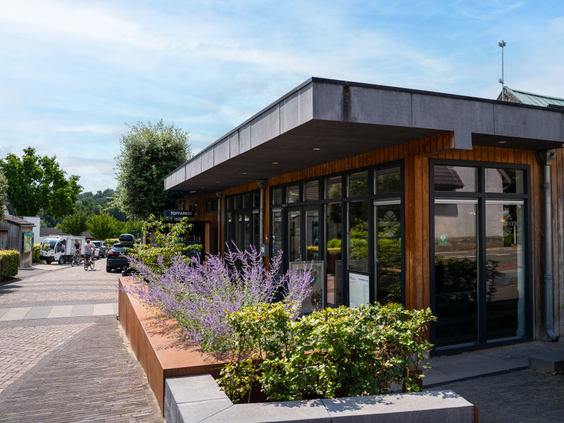 Het moderne entreegebouw van Residence Valkenburg waar de receptie en andere faciliteiten gevestigd zijn.