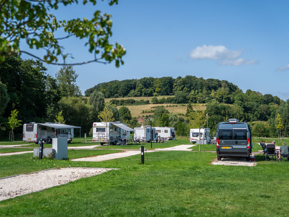 Ruime kampeerplaatsen voor tenten en campers op het groene veld van Residence Valkenburg in Schin op Geul.