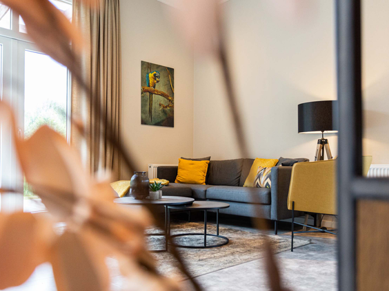 Het stijlvolle en lichte interieur van de woonkamer in de 6-persoons Lodge Royal op Residence Valkenburg.