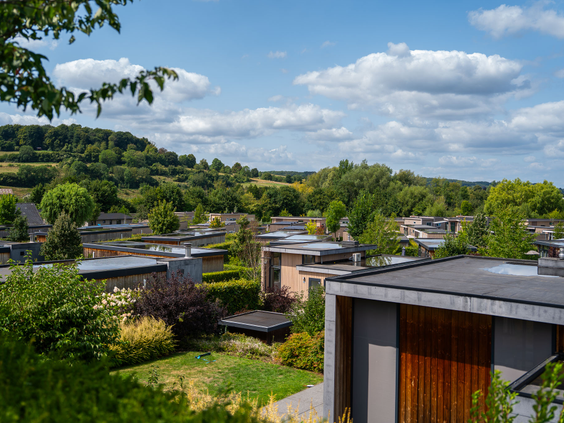Prachtig overzicht over de vakantiehuizen van Residence Valkenburg midden in de groene Limburgse heuvels.