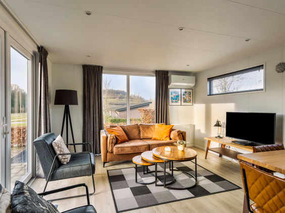 Het warme interieur met houten accenten in de 4-persoons Module Wood op Residence Valkenburg.