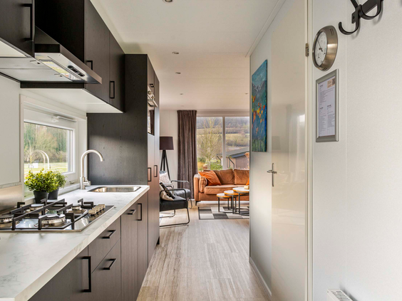 Een moderne, volledig uitgeruste keuken in de 4-persoons Module Wood vakantiewoning op Residence Valkenburg.