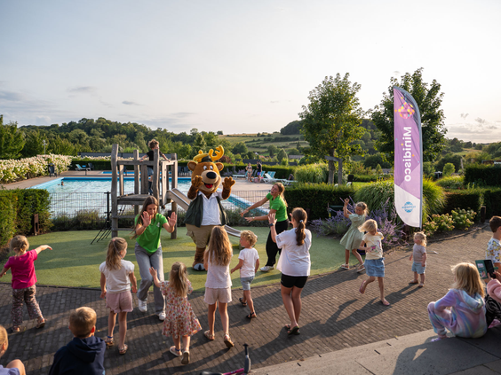 Mascotte Toppe Bob danst met een groep kinderen bij de animatie op Residence Valkenburg in Limburg.