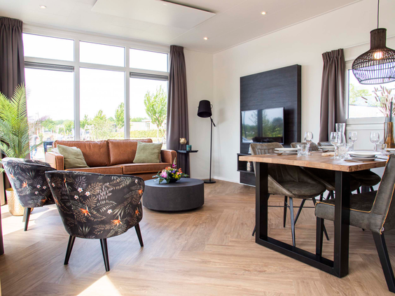 Moderne woonkamer van de 6-persoons Module Exclusief vakantiewoning op Residence Valkenburg met uitzicht naar buiten.